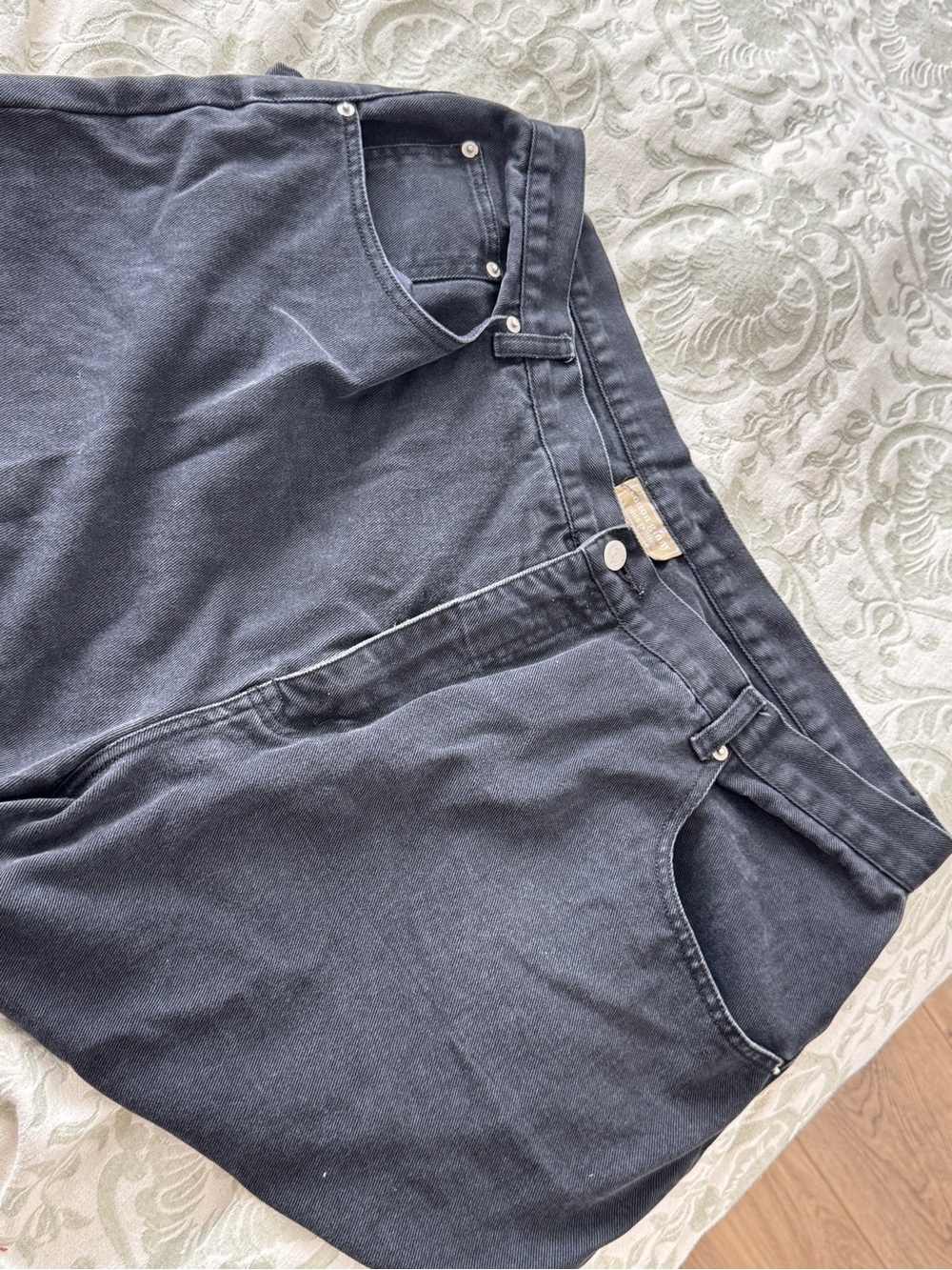 High-Rise Women's Black Jeans — Classic Five-Pocket Style
